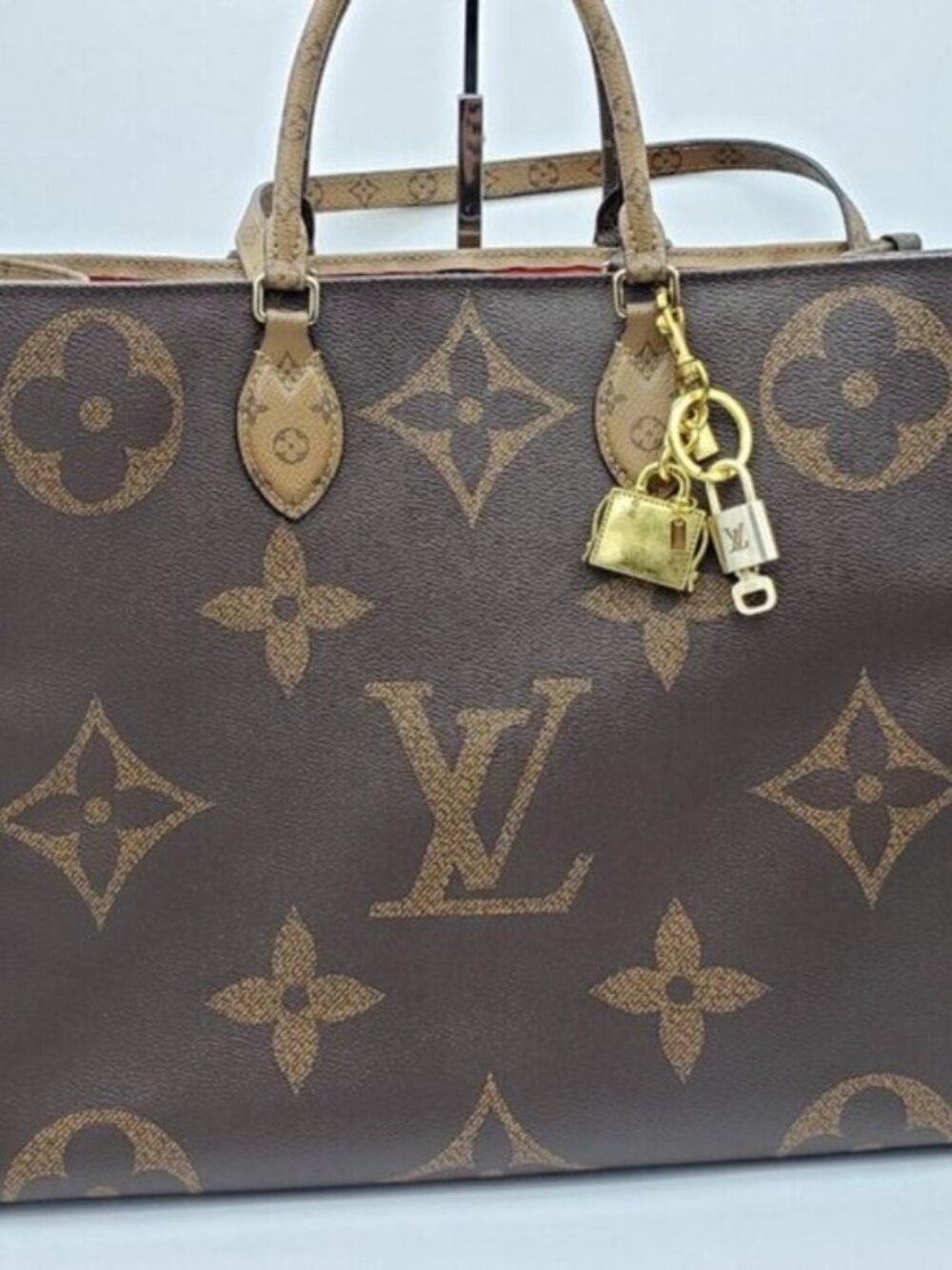 LV Gold Padlock Authentic 🔑 Luxury Bag Charm w/ Unbranded Golden Bag Keychain - Picture 4 of 12